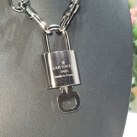 LV #308 AUTHENTIC Silver Lock & Key #308 with dustbag and Unbranded chain - Picture 6 of 12